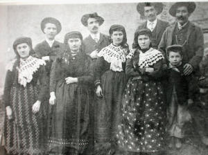 Ritratto di mariti e mogli e bambino in abiti tradizionali (1920)